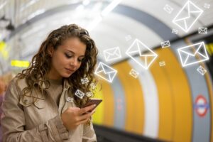 Masowa wysyłka SMS dla firm – czy ta forma reklamy jest skuteczna?